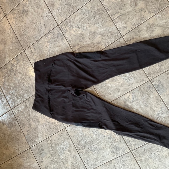 Athlete Headlands Hybrid high waisted leggings with size zipper pockets. - Picture 2 of 4